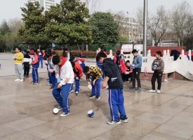济源市天坛路小学的足螺社团课