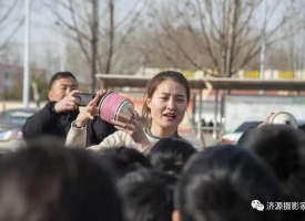 老师和同学们一起玩足螺